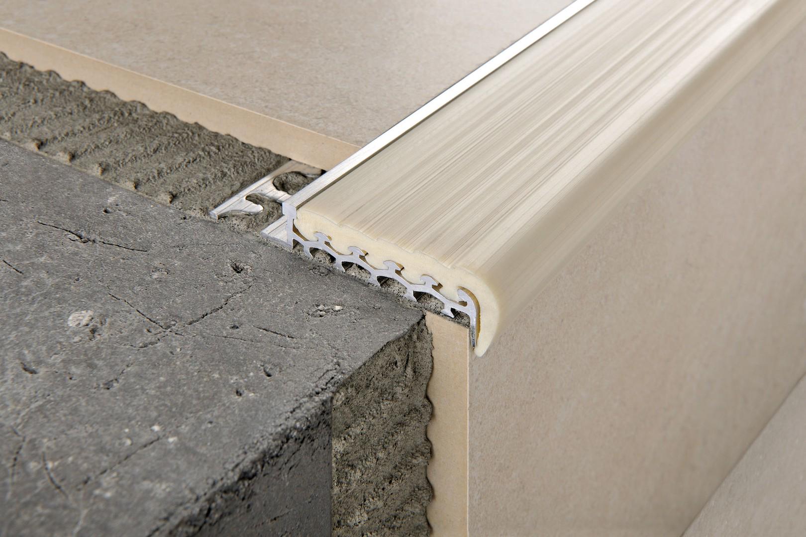 Защитный профиль для ступеней